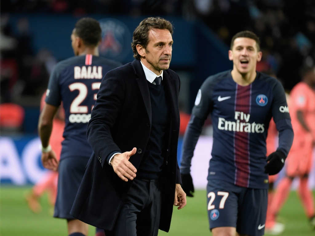 中扮演着举 中扮演着举